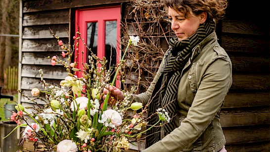 Henrieke Lankveld maakt drie stoere lentecreaties van snoeihout