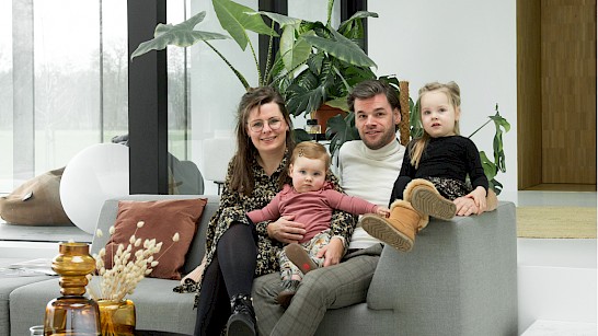 Rianne en Dennis Weerink wonen met hun dochters in een bijzonder schuurhuis in het buitengebied van het Twentse Geesteren.