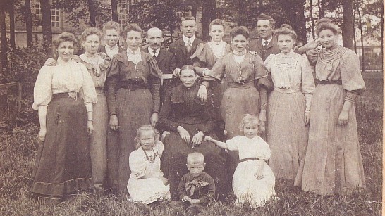 Een stokoude en prachtige foto van een familie uit Steenderen.