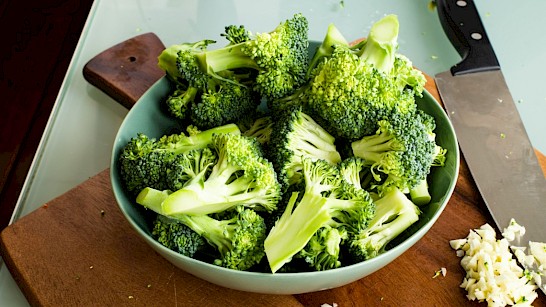 Broccolischotel met kipfilet uit de oven